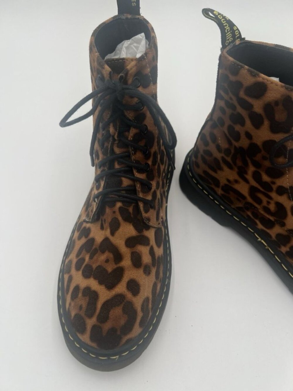 Dr. Martens Leopard Print Suede 7 Eye Lace Up Boots Women’s Size 7 AirWair - Picture 2 of 13